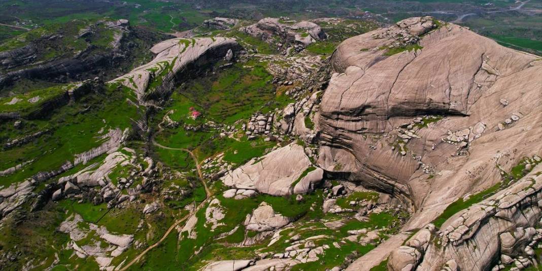 5.000 yıllık tarihe sahip: Devasa kaya bloklar üzerinde doğaseverleri ağırlıyor 9